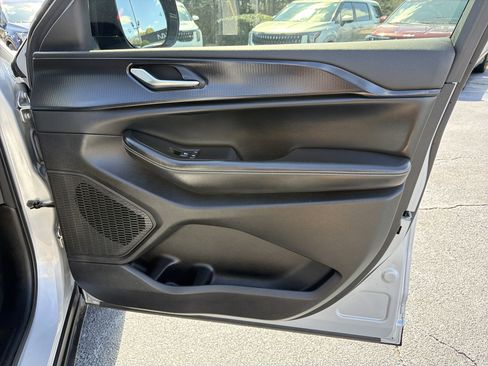 Used 2023 Jeep Grand Cherokee Altitude image 12