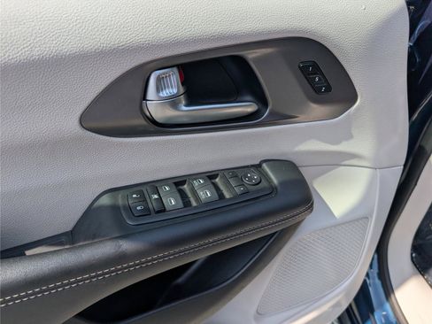 Used 2023 Chrysler Pacifica Touring-L FWD image 22