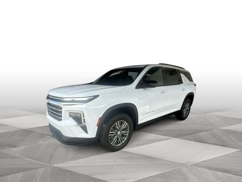 Used 2025 Chevrolet Traverse LT FWD image 4