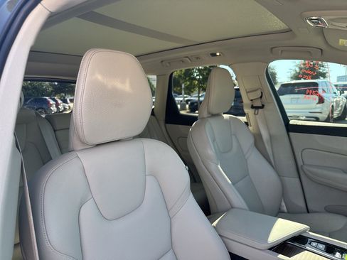 Used 2021 Volvo XC60 T5 Momentum w/ Premium Package image 13