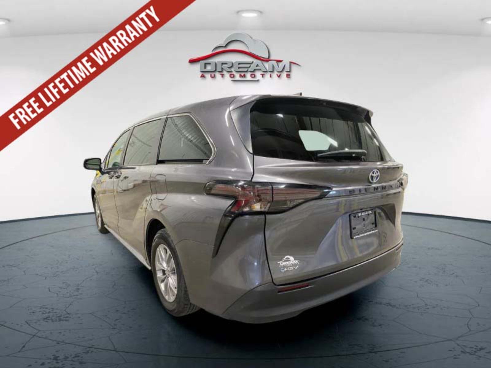 Used 2025 Toyota Sienna LE FWD image 6