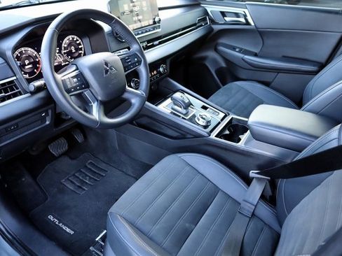 Used 2024 Mitsubishi Outlander SE Black Edition image 3