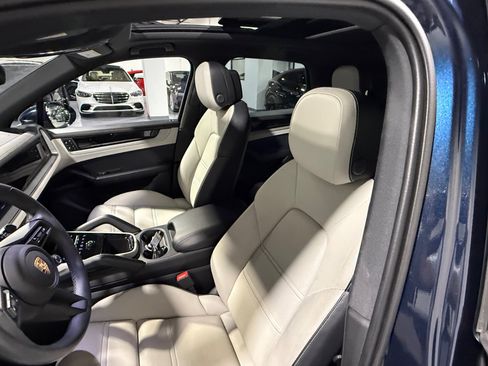Used 2024 Porsche Cayenne AWD/4WD image 24