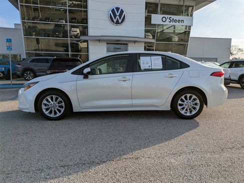 Used 2020 Toyota Corolla LE w/ LE Premium Package image 3