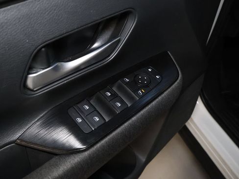 Used 2025 Nissan Kicks SV AWD/4WD image 13