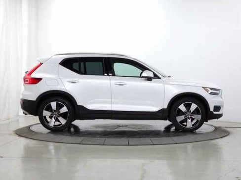 Used 2021 Volvo XC40 T5 Momentum image 12