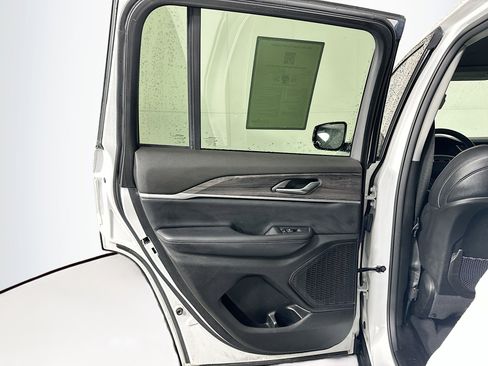 Used 2023 Jeep Grand Cherokee Limited w/ Black Appearance Package image 26