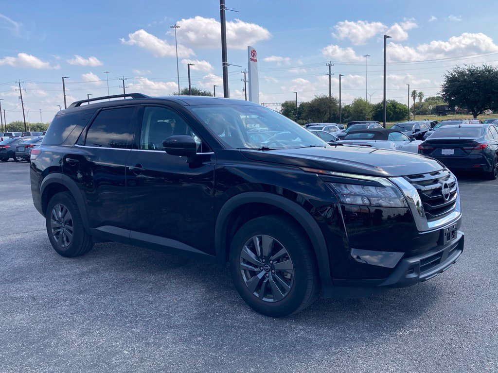Used 2025 Nissan Pathfinder SV FWD image 3