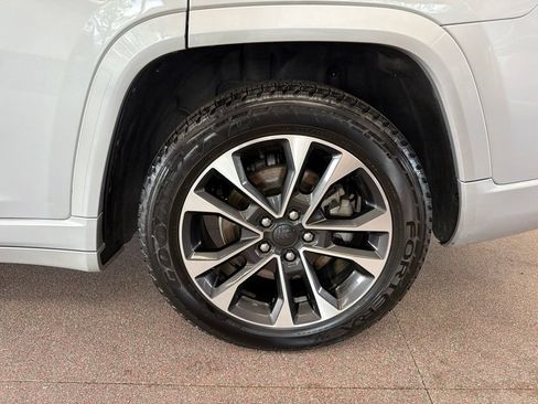 Used 2021 Jeep Grand Cherokee L Overland w/ Luxury Tech Group IV AWD/4WD image 24