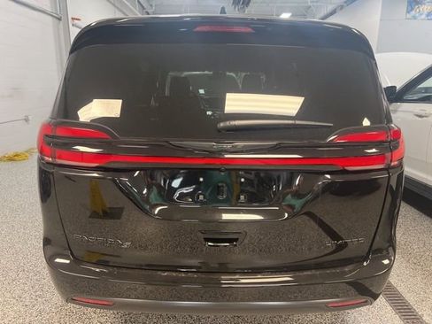 New 2026 Chrysler Pacifica Limited w/ S Appearance Package image 6