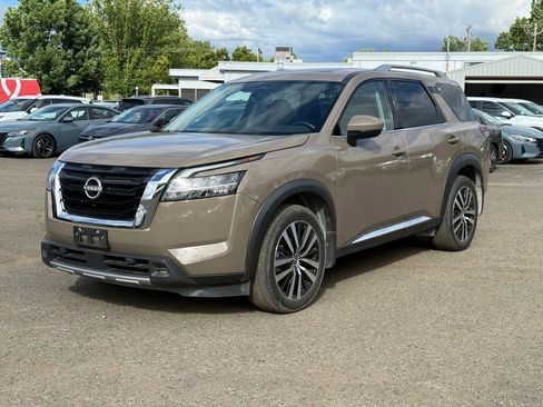 Used 2024 Nissan Pathfinder Platinum FWD image 2