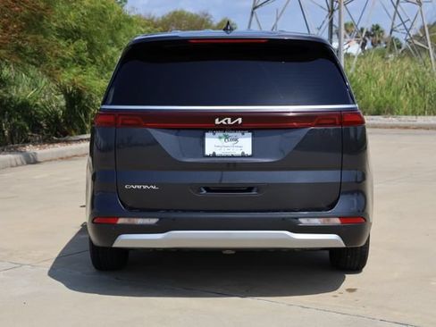Used 2023 Kia Carnival LX FWD image 7