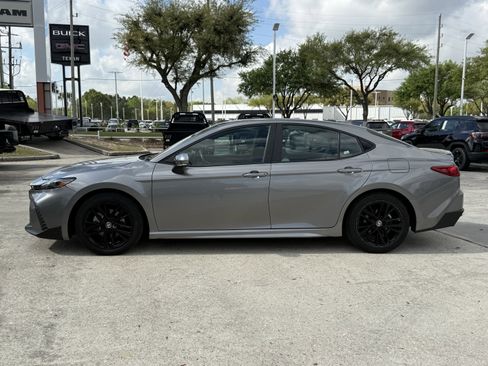 Used 2025 Toyota Camry SE image 12