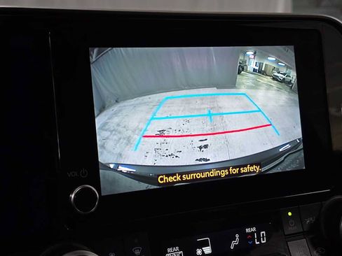 Used 2023 Toyota Highlander XLE AWD/4WD image 31