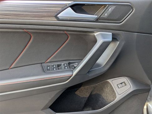 Used 2024 Volkswagen Tiguan SE image 14