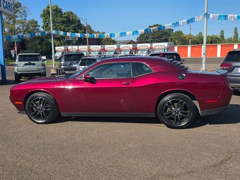 Used 2019 Dodge Challenger SXT w/ Plus Package image 6