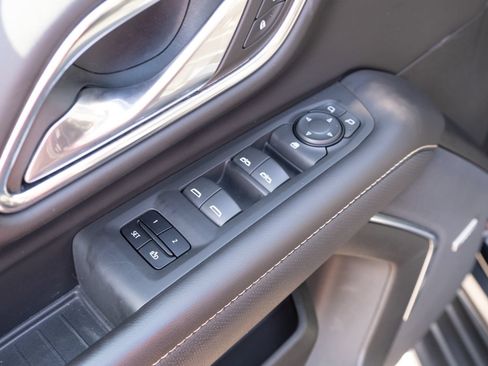 Used 2023 GMC Yukon SLT AWD/4WD image 16