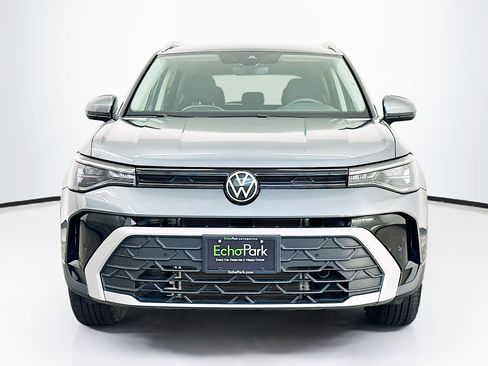 Used 2025 Volkswagen Taos SE AWD/4WD image 2