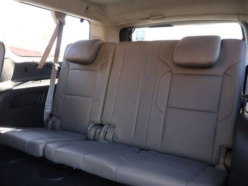 Used 2015 Chevrolet Suburban LT image 25