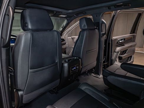 Used 2025 Chevrolet Suburban Z71 w/ Comfort Package image 22