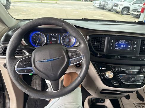 Used 2017 Chrysler Pacifica Touring FWD image 7