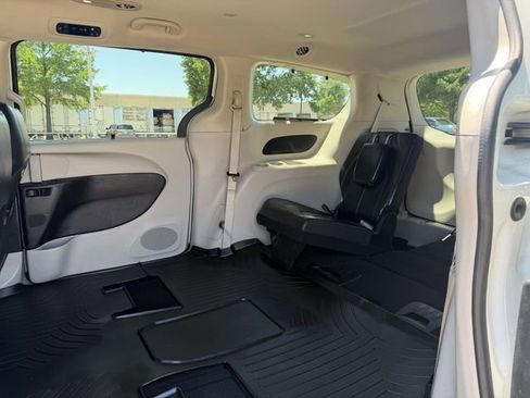 Used 2022 Chrysler Pacifica Touring-L FWD image 25
