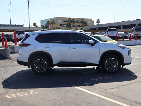 Used 2026 Nissan Rogue SV FWD image 3