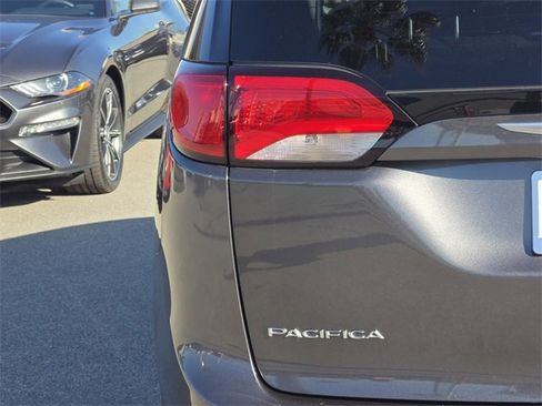 Used 2020 Chrysler Pacifica Touring image 6