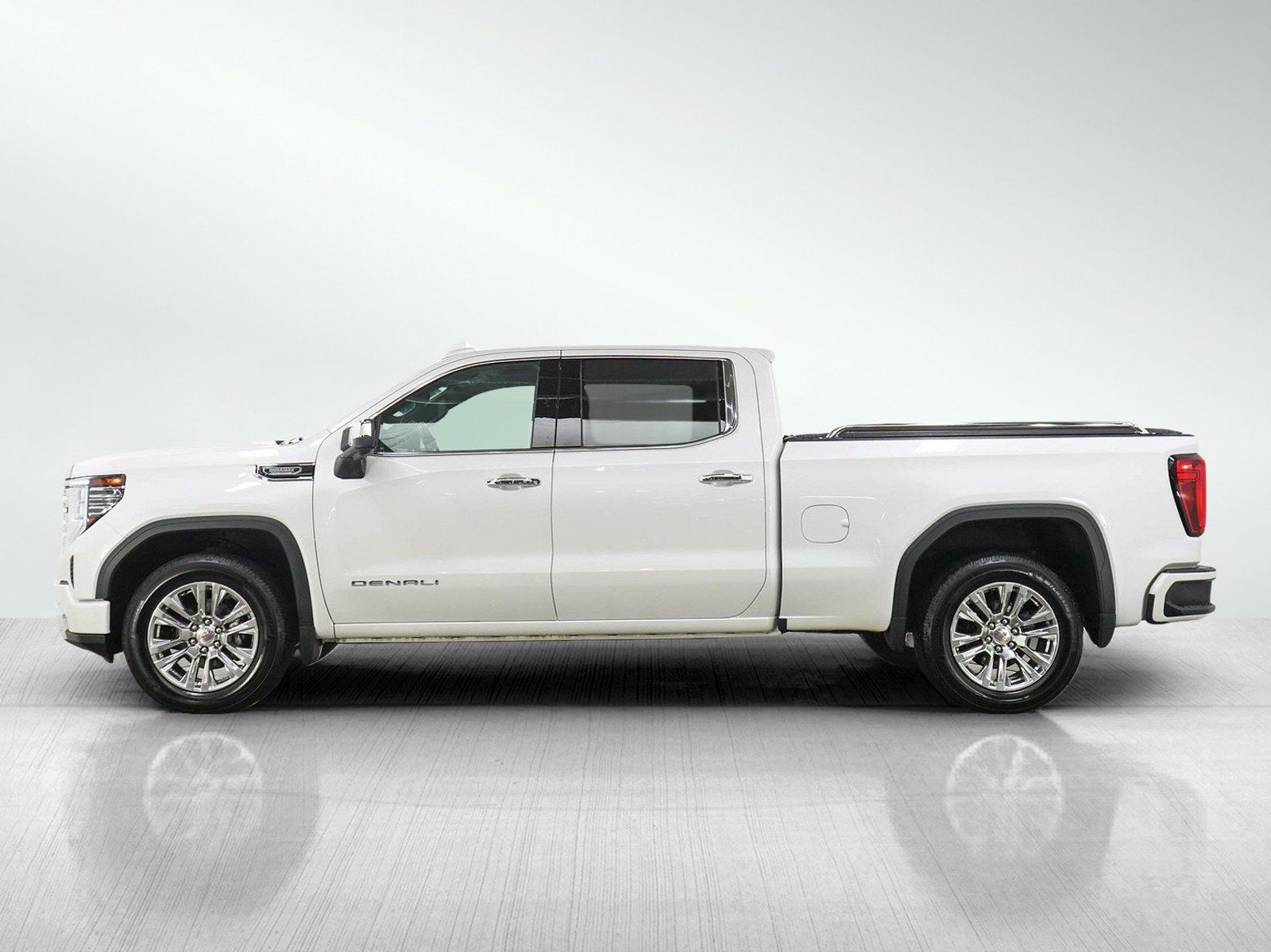 Used 2023 GMC Sierra 1500 Denali w/ Technology Package AWD/4WD image 2