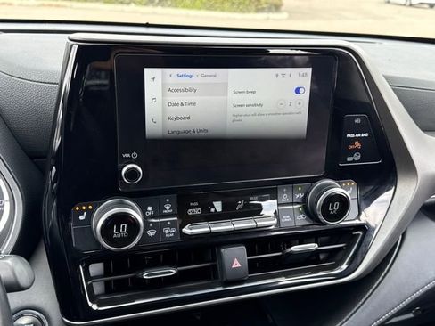 Used 2023 Toyota Highlander XLE image 11