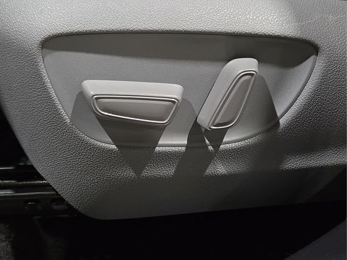 Used 2023 Toyota Highlander L FWD image 19