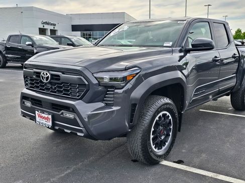 Used 2024 Toyota Tacoma TRD Off-Road AWD/4WD image 12