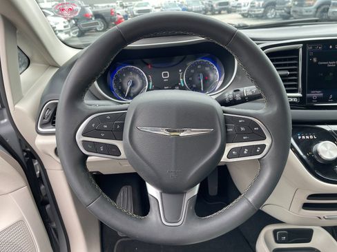 Used 2023 Chrysler Pacifica Touring-L FWD image 25