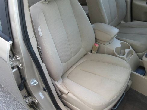 Used 2008 Kia Rondo LX FWD image 25