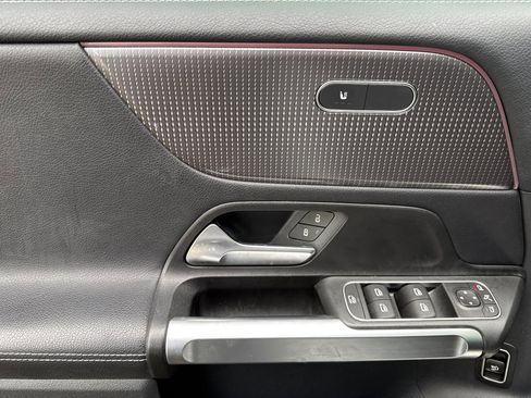 Used 2022 Mercedes-Benz GLB 250 4MATIC w/ Premium Package Lite image 11