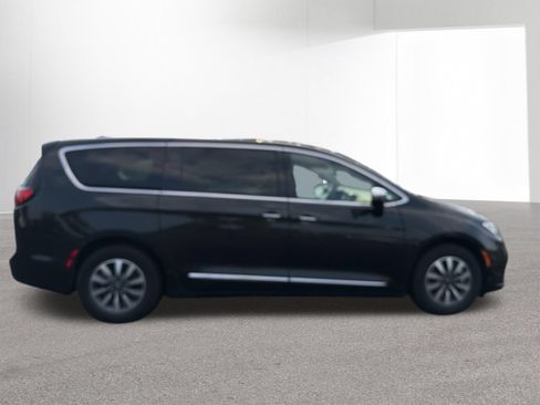 Used 2023 Chrysler Pacifica Limited FWD image 6