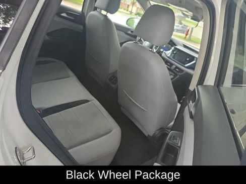 Used 2023 Volkswagen Taos SE w/ Panoramic Sunroof Package FWD image 7
