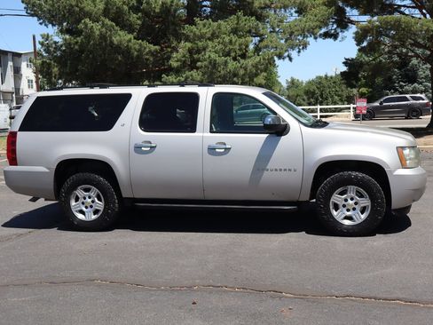 Used 2008 Chevrolet Suburban LT w/ LT Preferred Equipment Group AWD/4WD image 3