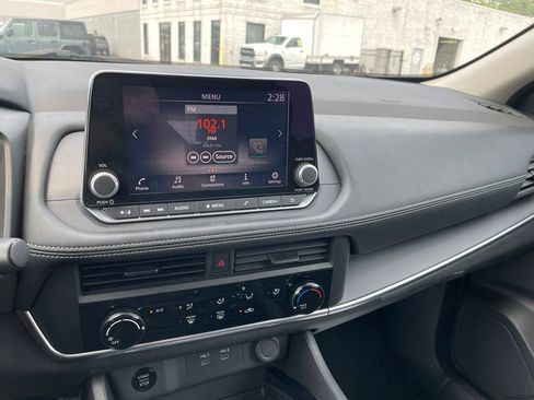 Used 2024 Nissan Rogue S AWD/4WD image 18