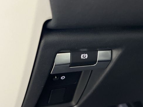 Used 2025 Land Rover Defender 110 S image 31