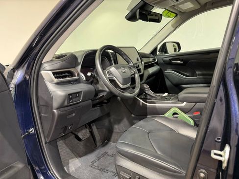 Used 2023 Toyota Highlander XLE AWD/4WD image 17