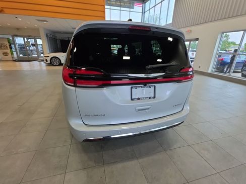 Used 2026 Chrysler Pacifica Limited FWD image 11