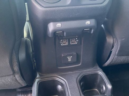 Used 2019 Jeep Wrangler Unlimited Rubicon w/ Cold Weather Group AWD/4WD image 17
