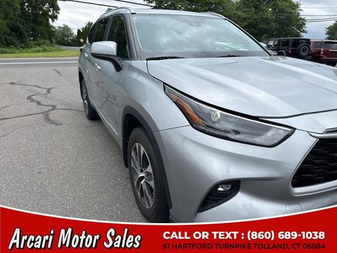 Used 2023 Toyota Highlander XLE AWD/4WD image 10