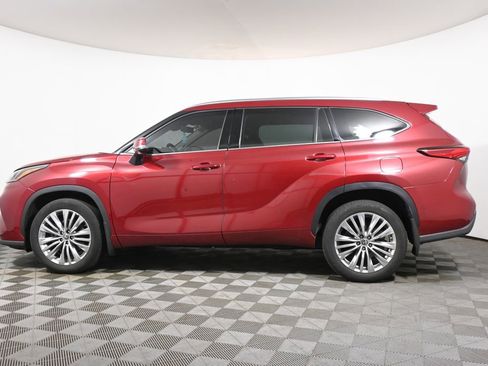 Used 2022 Toyota Highlander Platinum AWD/4WD image 2