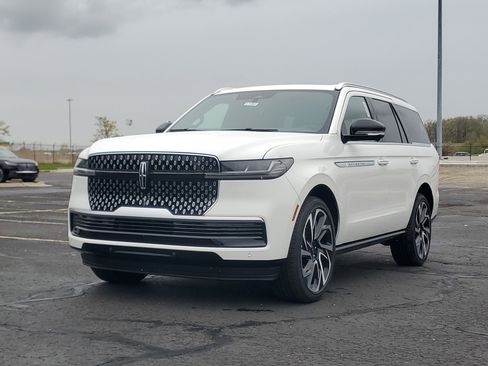 New 2026 Lincoln Navigator Reserve AWD/4WD image 2