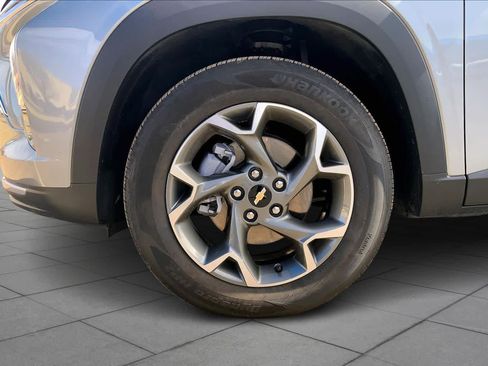 Used 2025 Chevrolet Trax LT w/ LT Convenience Package image 11