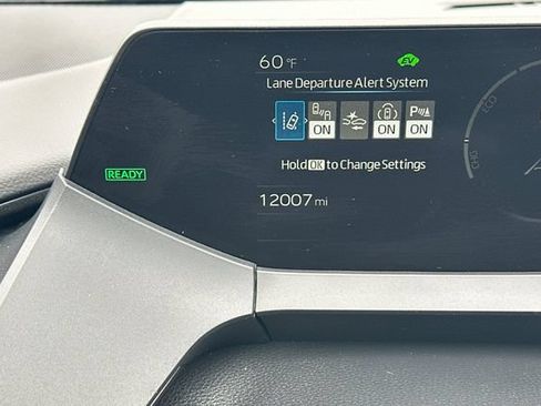 Used 2025 Toyota Prius XLE FWD image 30