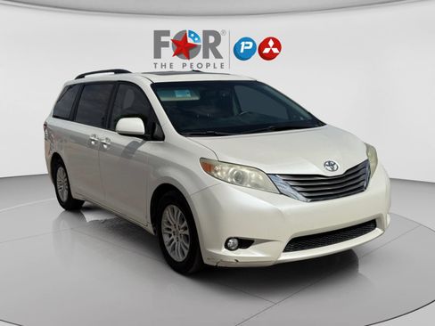 Used 2017 Toyota Sienna XLE Premium image 7