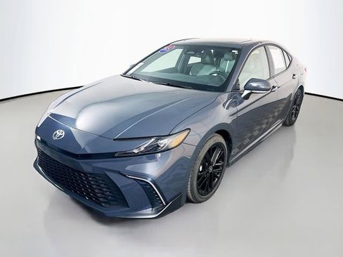 Used 2025 Toyota Camry SE image 3